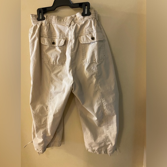 Karen Scott beige capris with pockets - size 8 - Picture 2 of 9